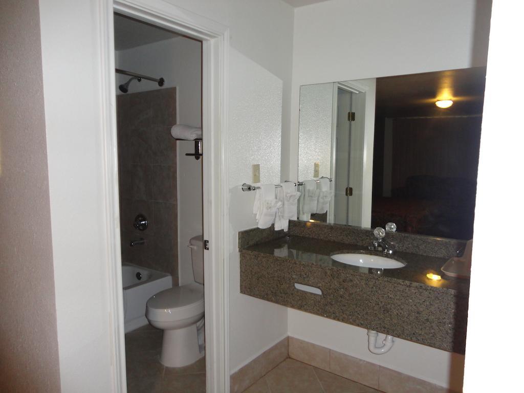 Garden Inn And Suites Silsbee Стая снимка