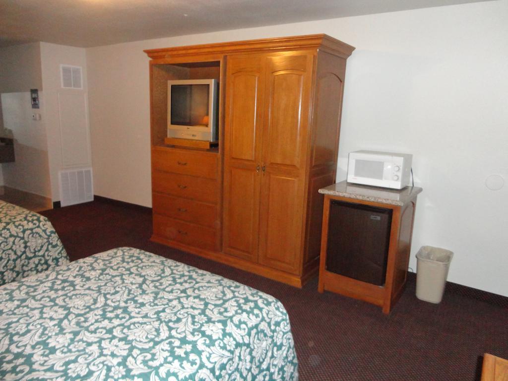 Garden Inn And Suites Silsbee Стая снимка